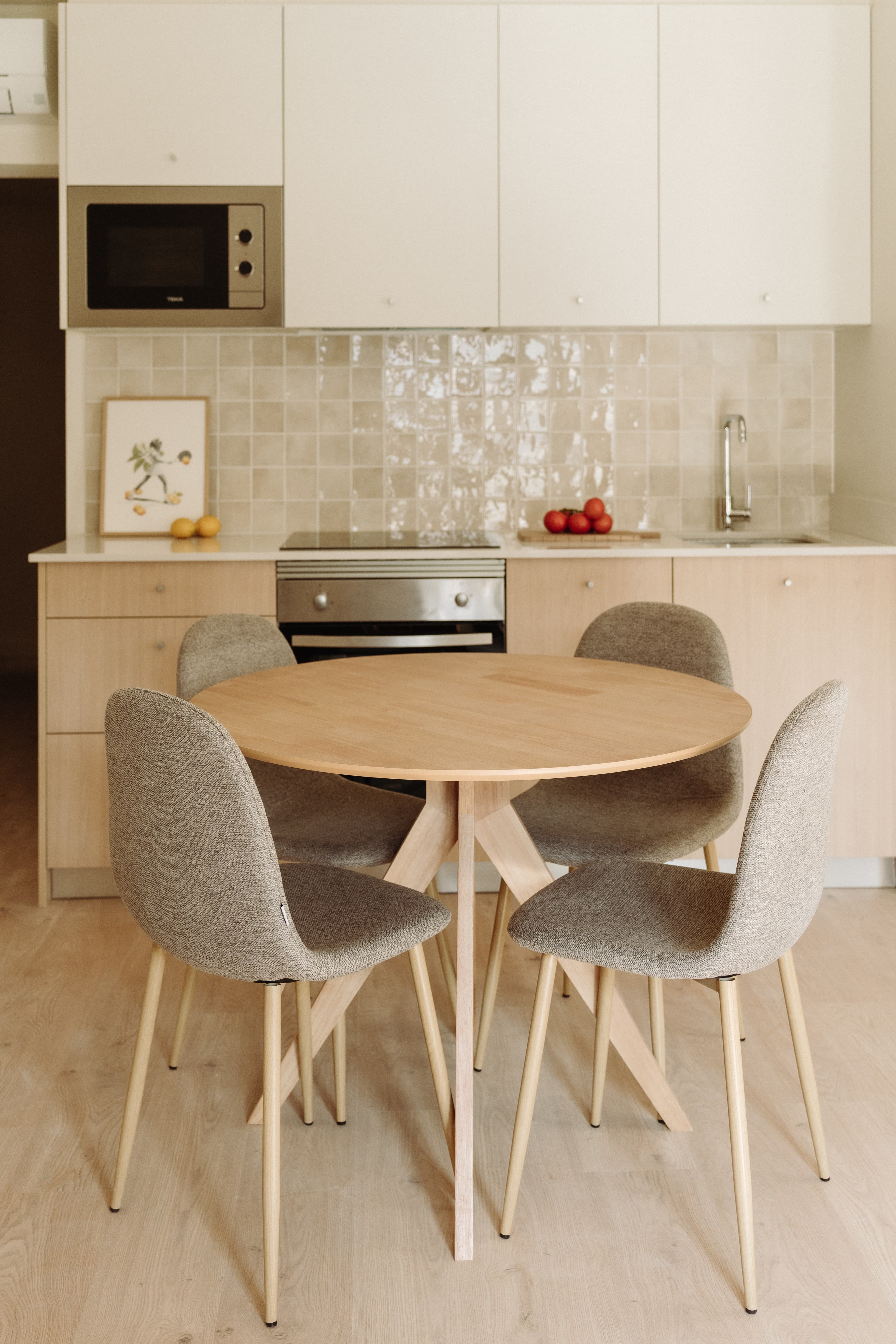 Mesa salón con cocina de fondo