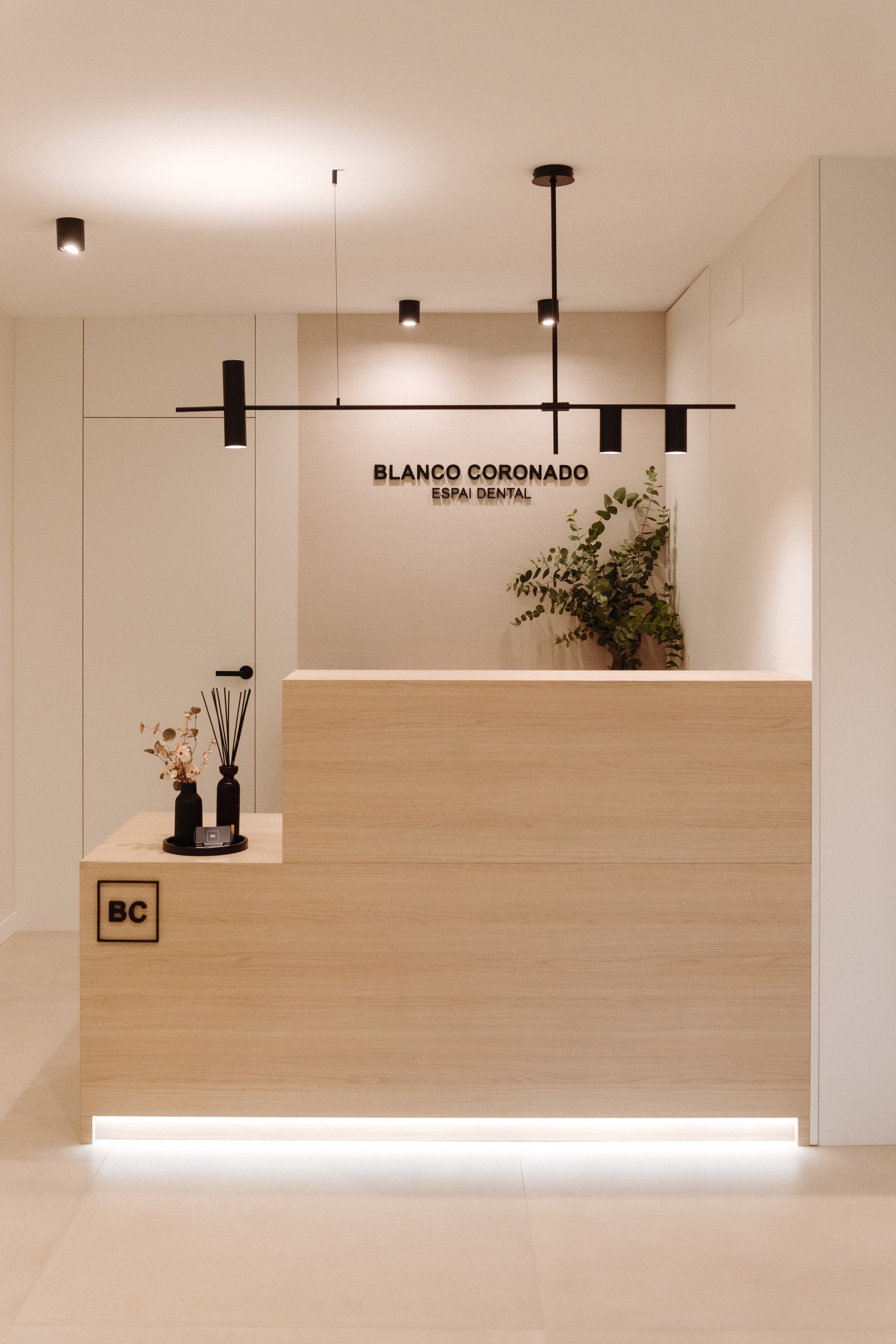 Mostrador de la clínica visto frontalmente