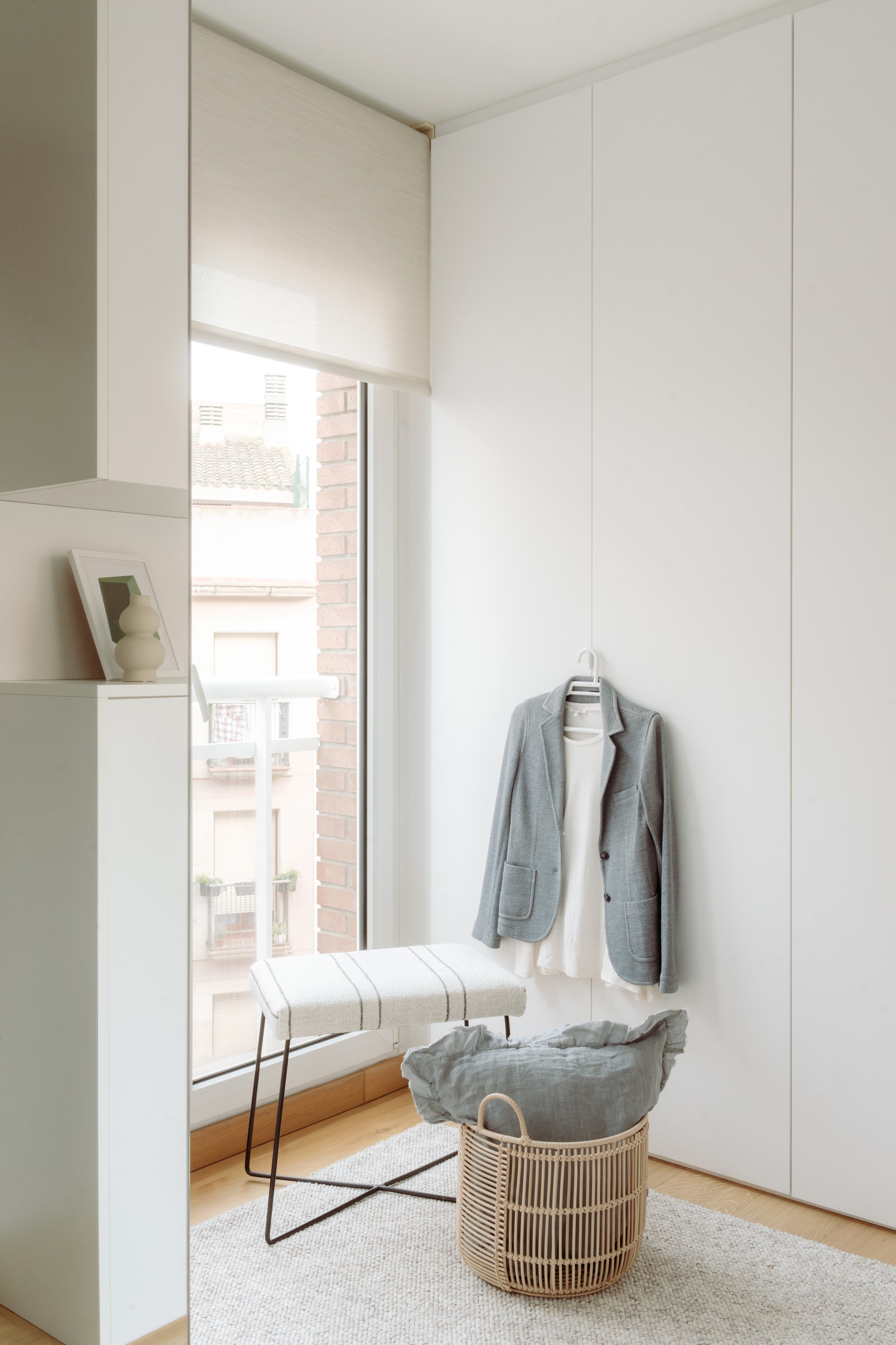 Vista del vestidor con ventanal al fondo