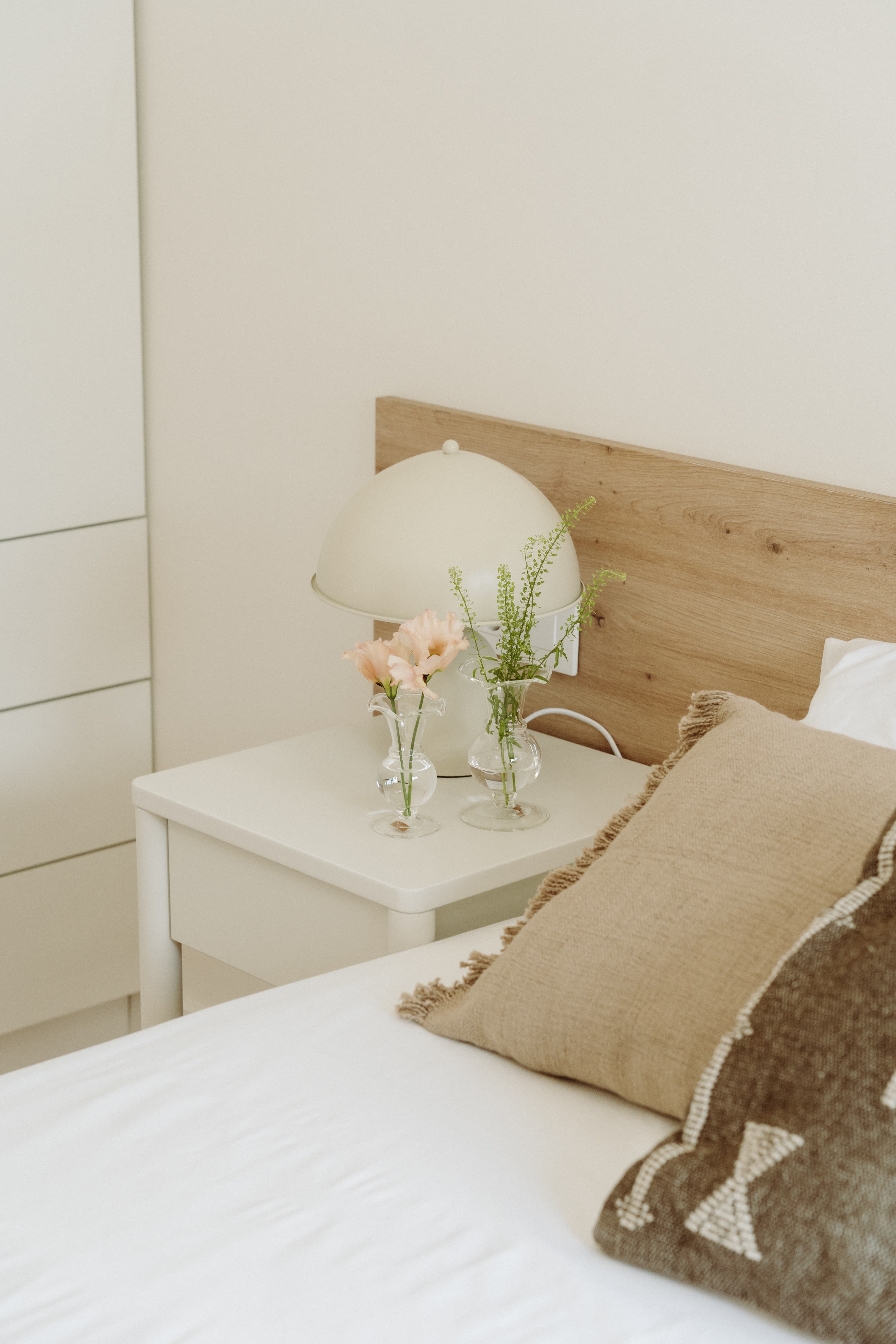 Detall de la mesita de noche con plantas decorativas