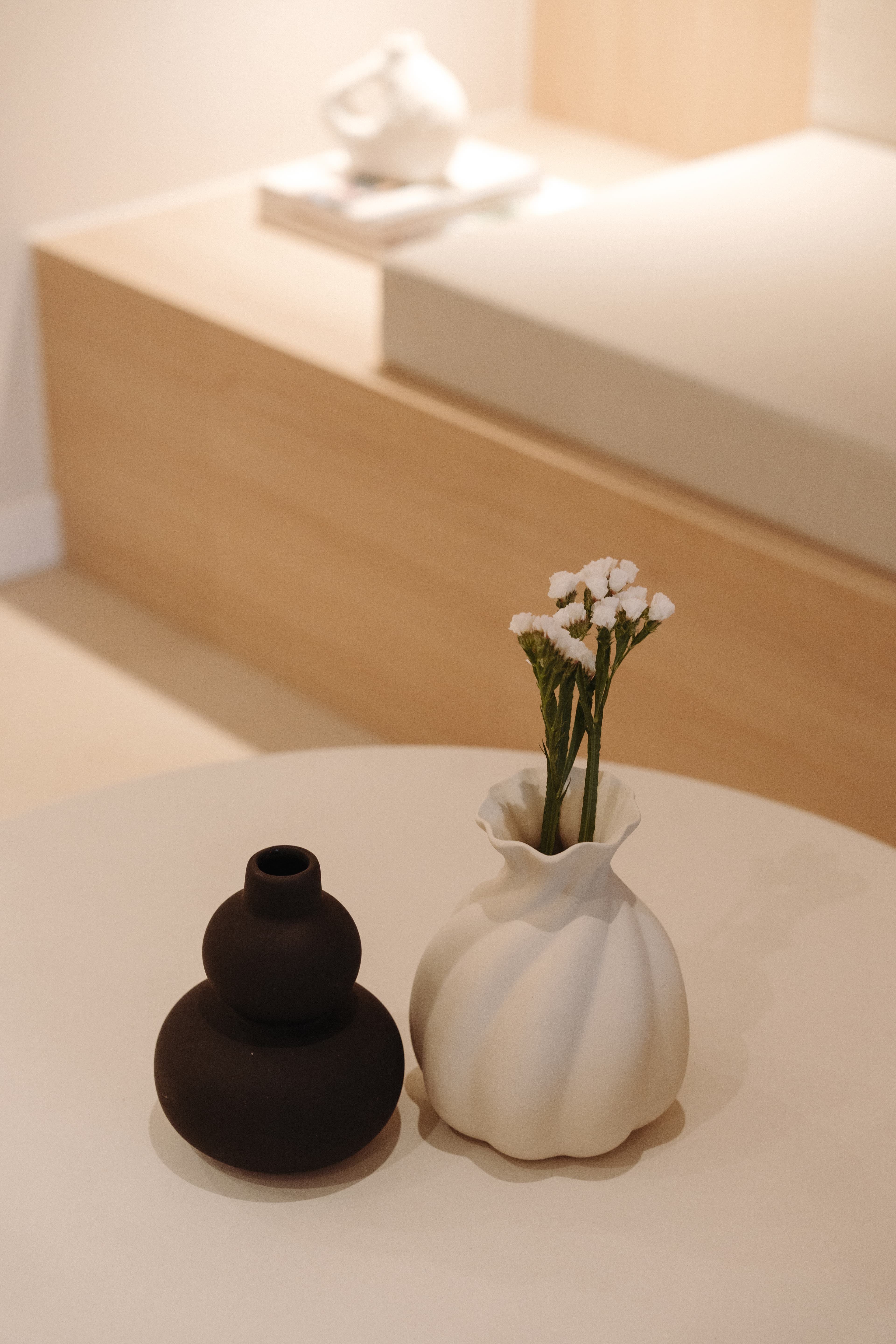 Detalle de una mesita con 2 jarrones encima