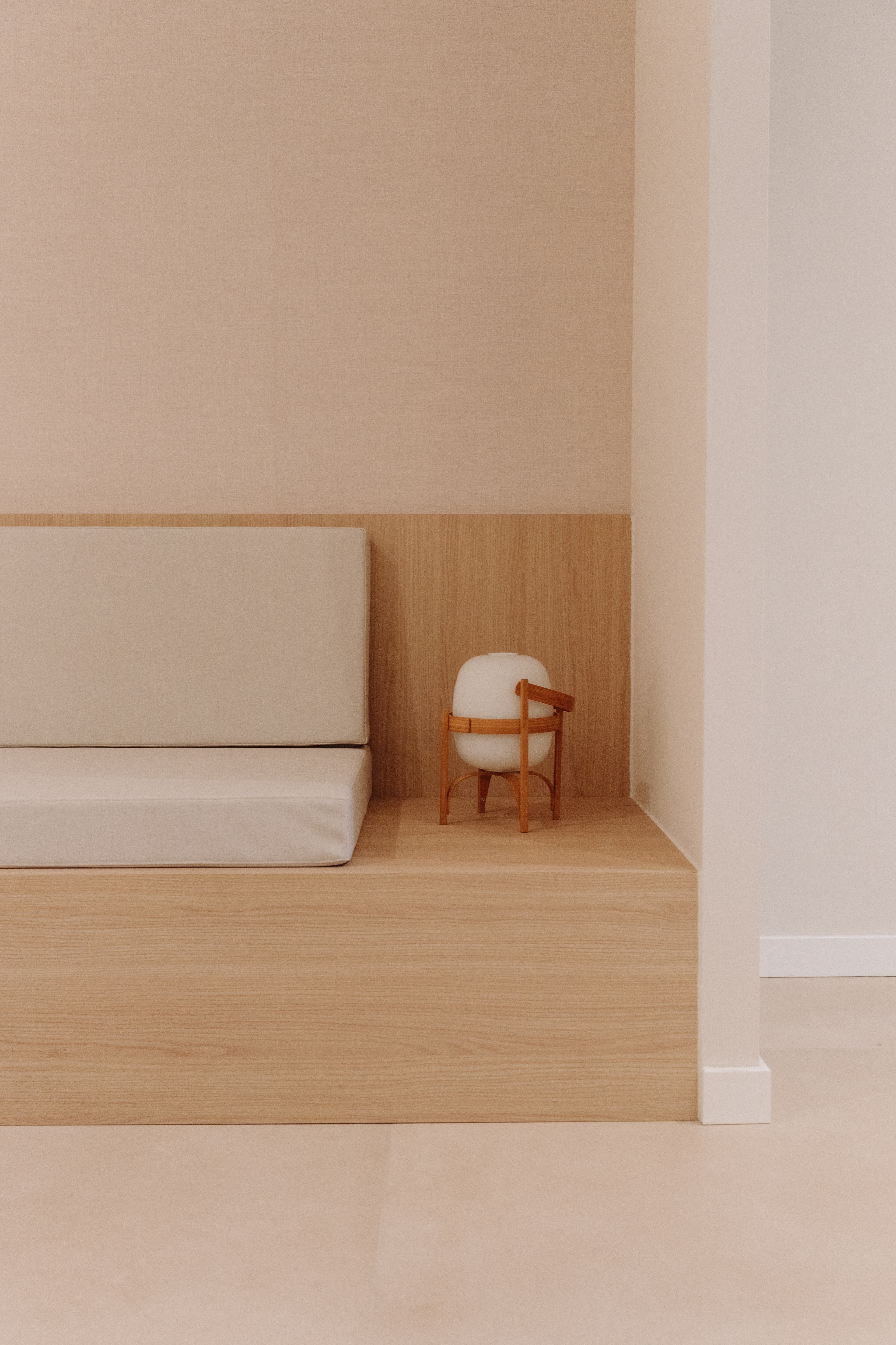 Detalle del extremo del banco con una lámpara, visto frontalmente