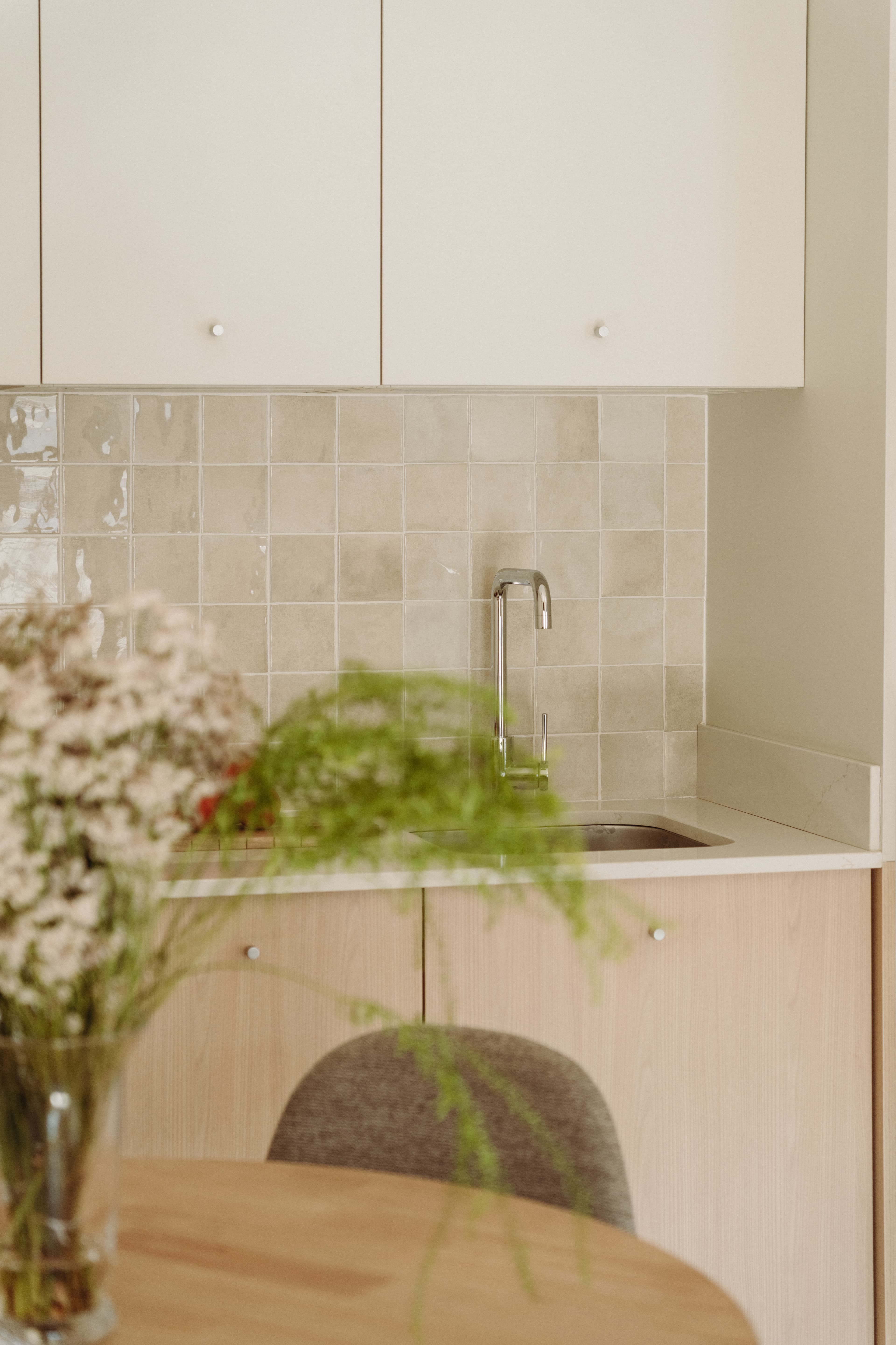 Detalle del grifo de la cocina de diseño moderno