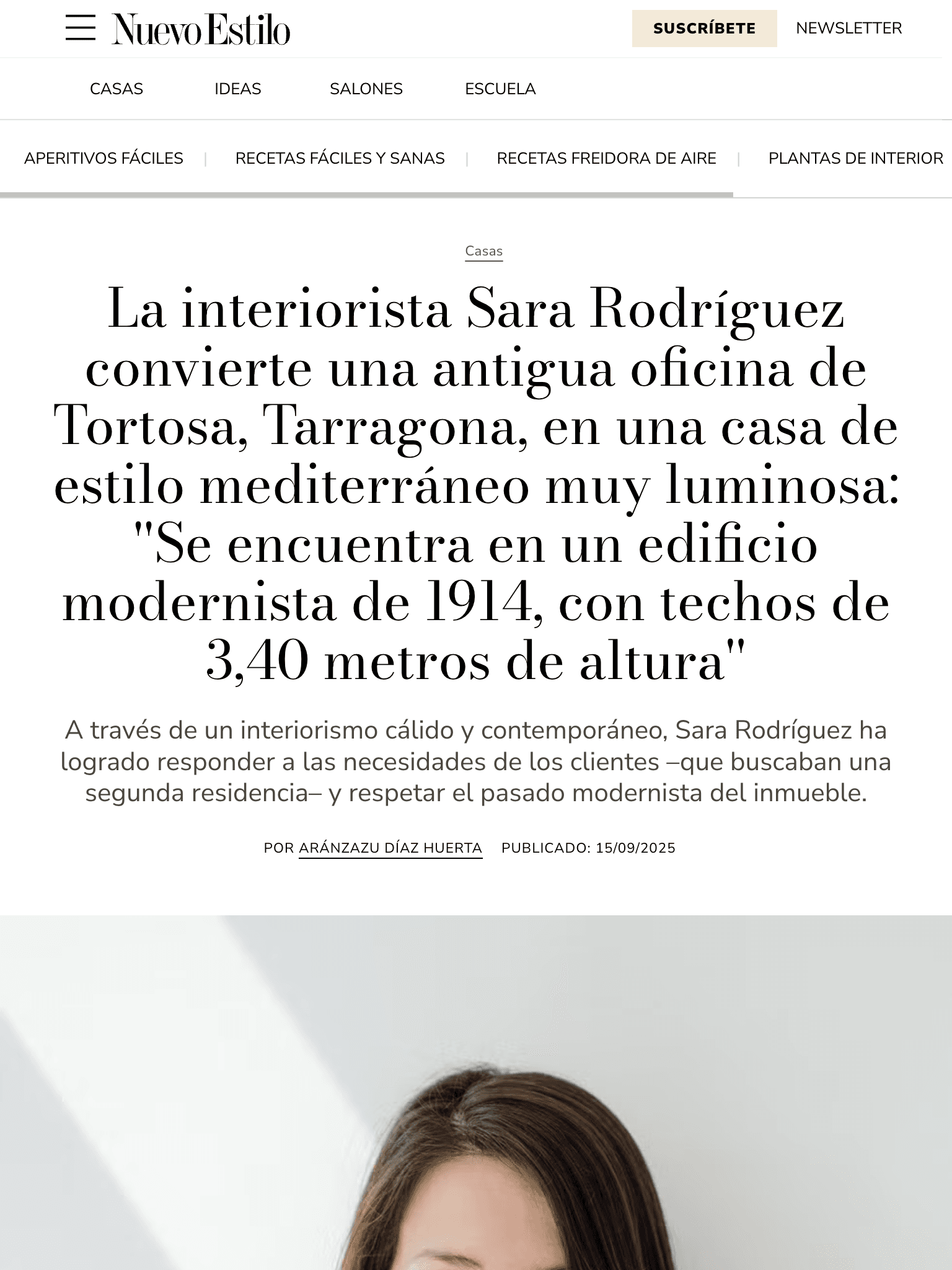 La interiorista Sara Rodríguez convierte una antigua oficina de Tortosa, Tarragona, en una casa de estilo mediterráneo muy luminosa: "Se encuentra en un edificio modernista de 1914, con techos de 3,40 metros de altura"