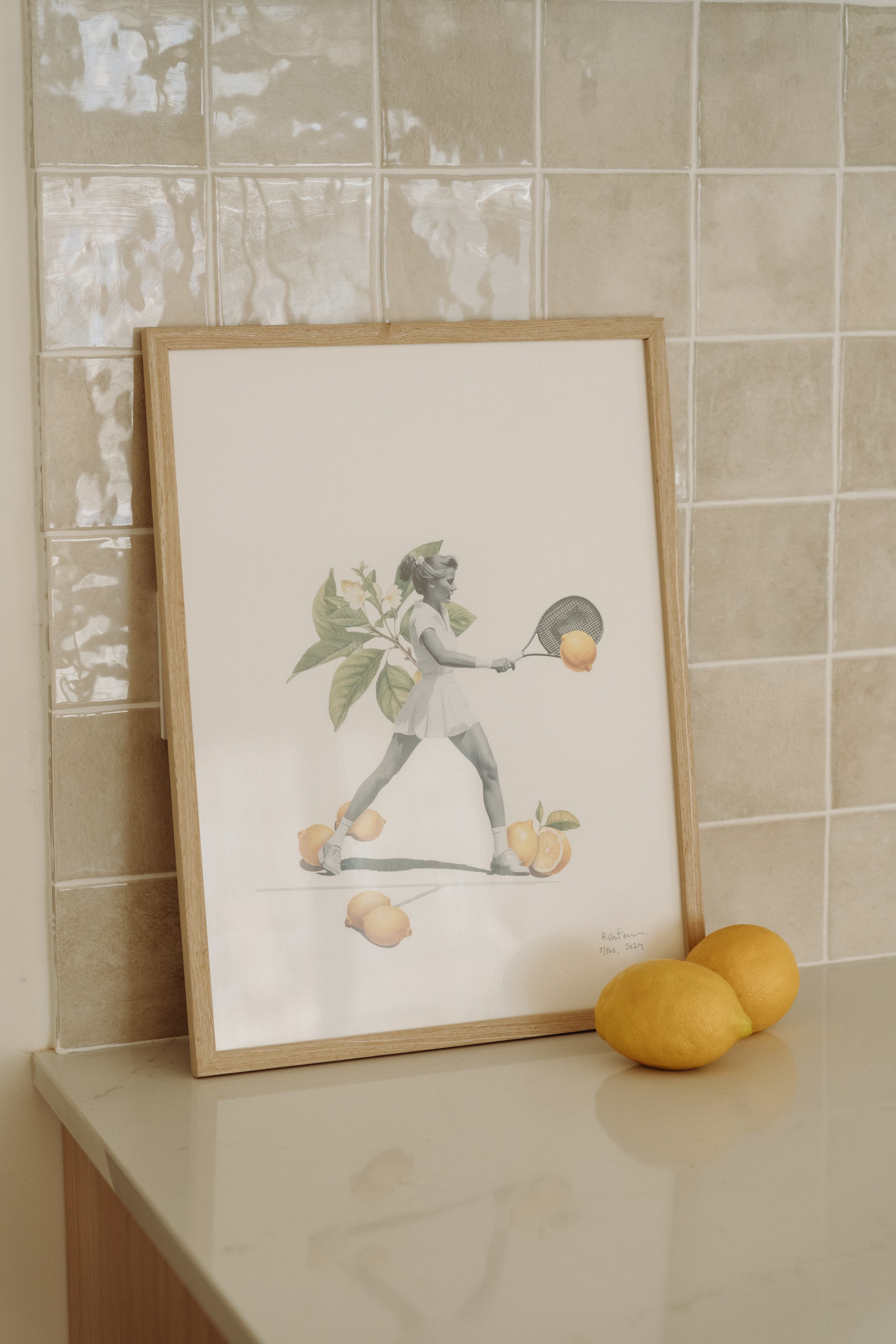 Detalle de un cuadro de una chica jugando a tenis con un limón