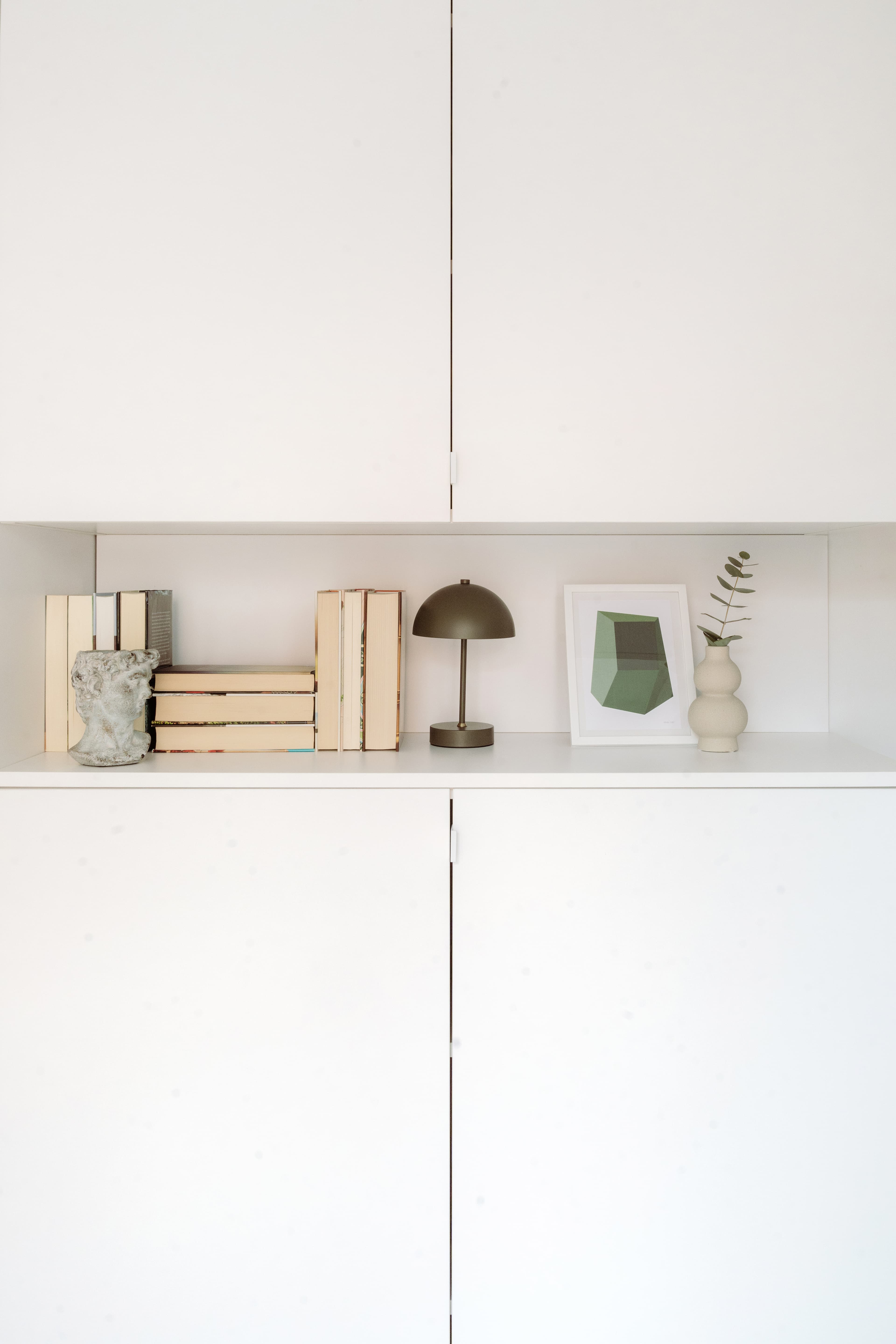 Detalle de la hornacina con libros y decoración