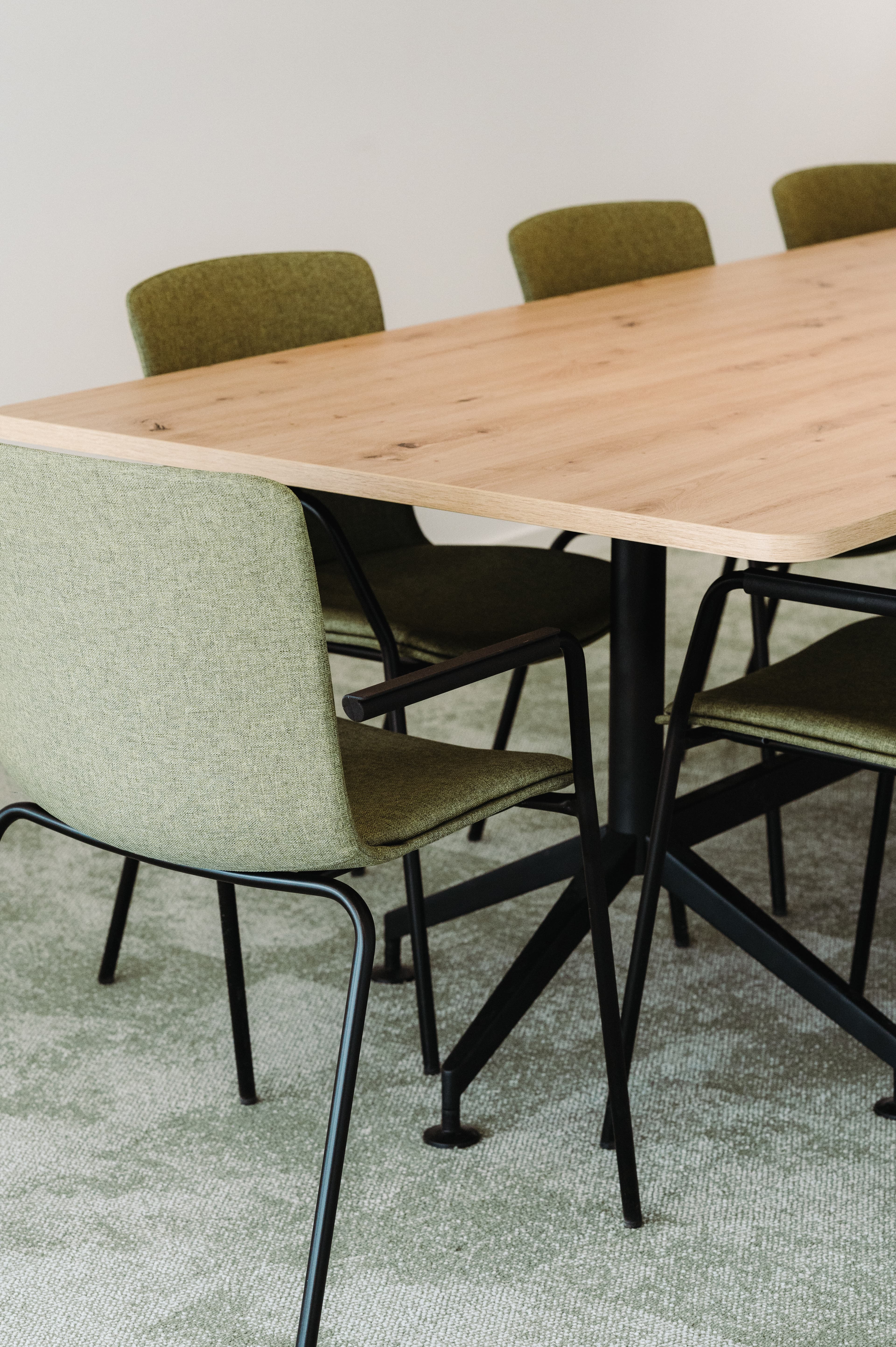 Detalle de la sala grande de reuniones de la primera planta
