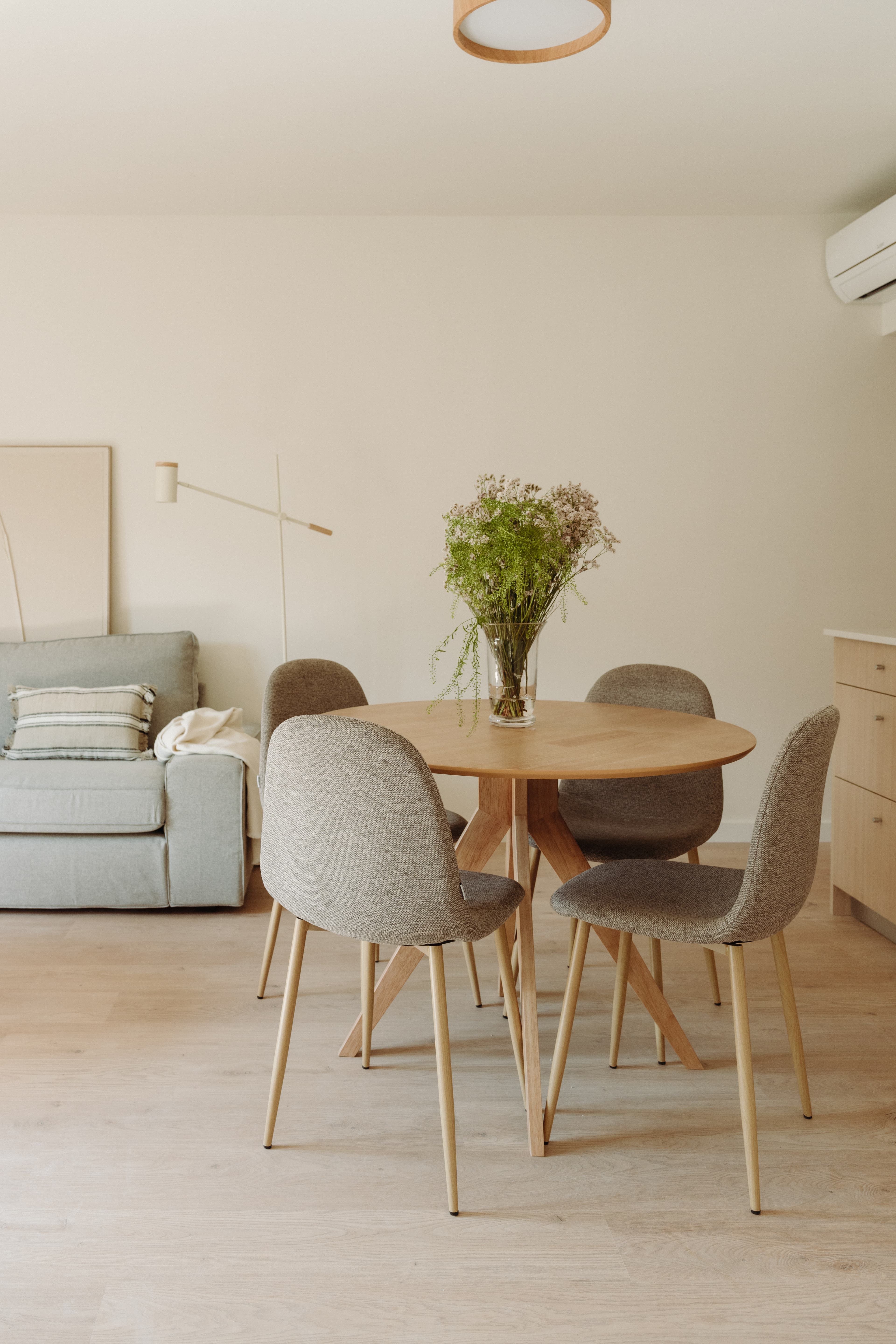 Mesa en primer plano, con el sofá de fondo