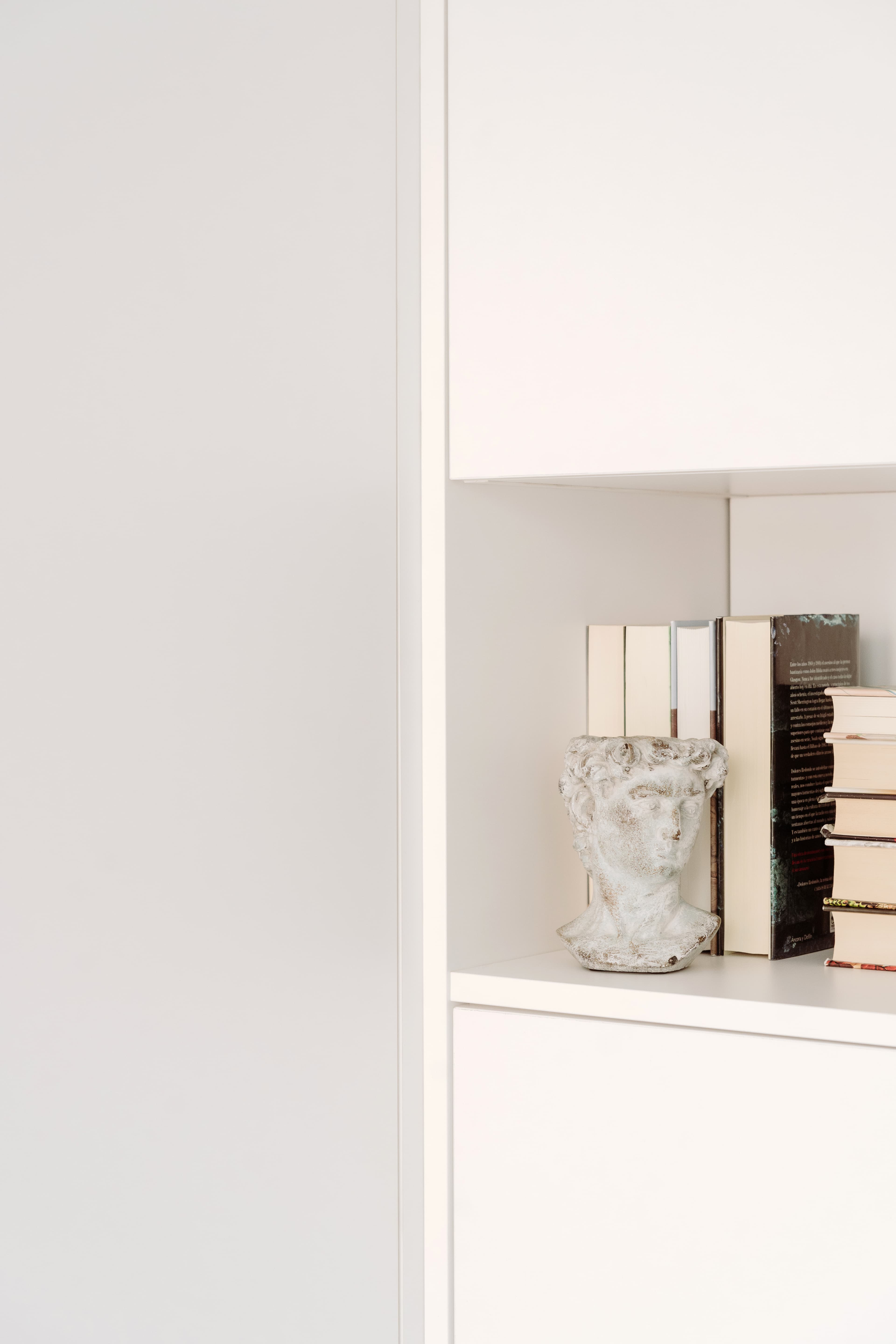 Detalle de la esquina de los armarios, viéndose el final de la hornacina