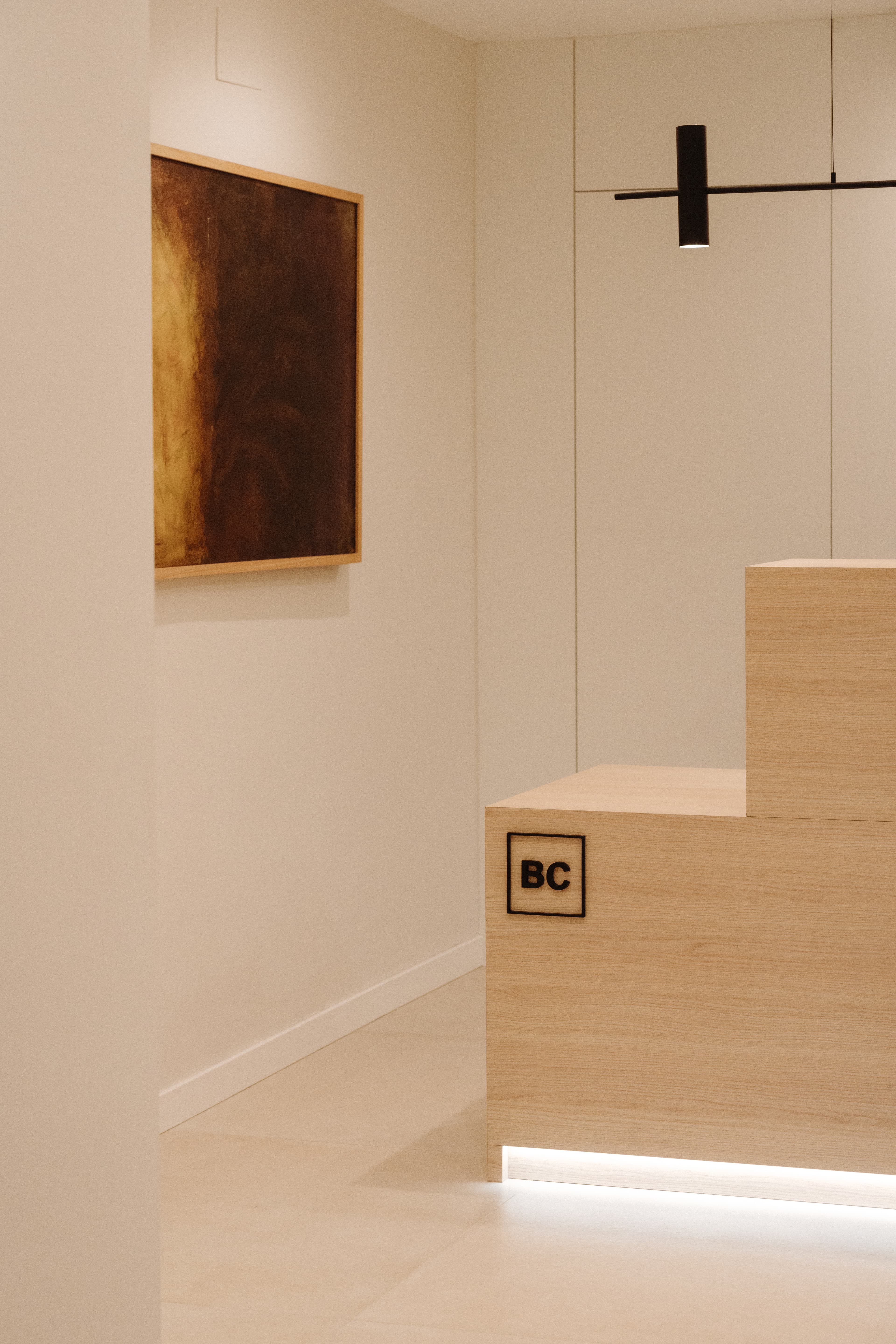 Vista del lateral del mostrador a 2 niveles, con un cuadro en la pared lateral