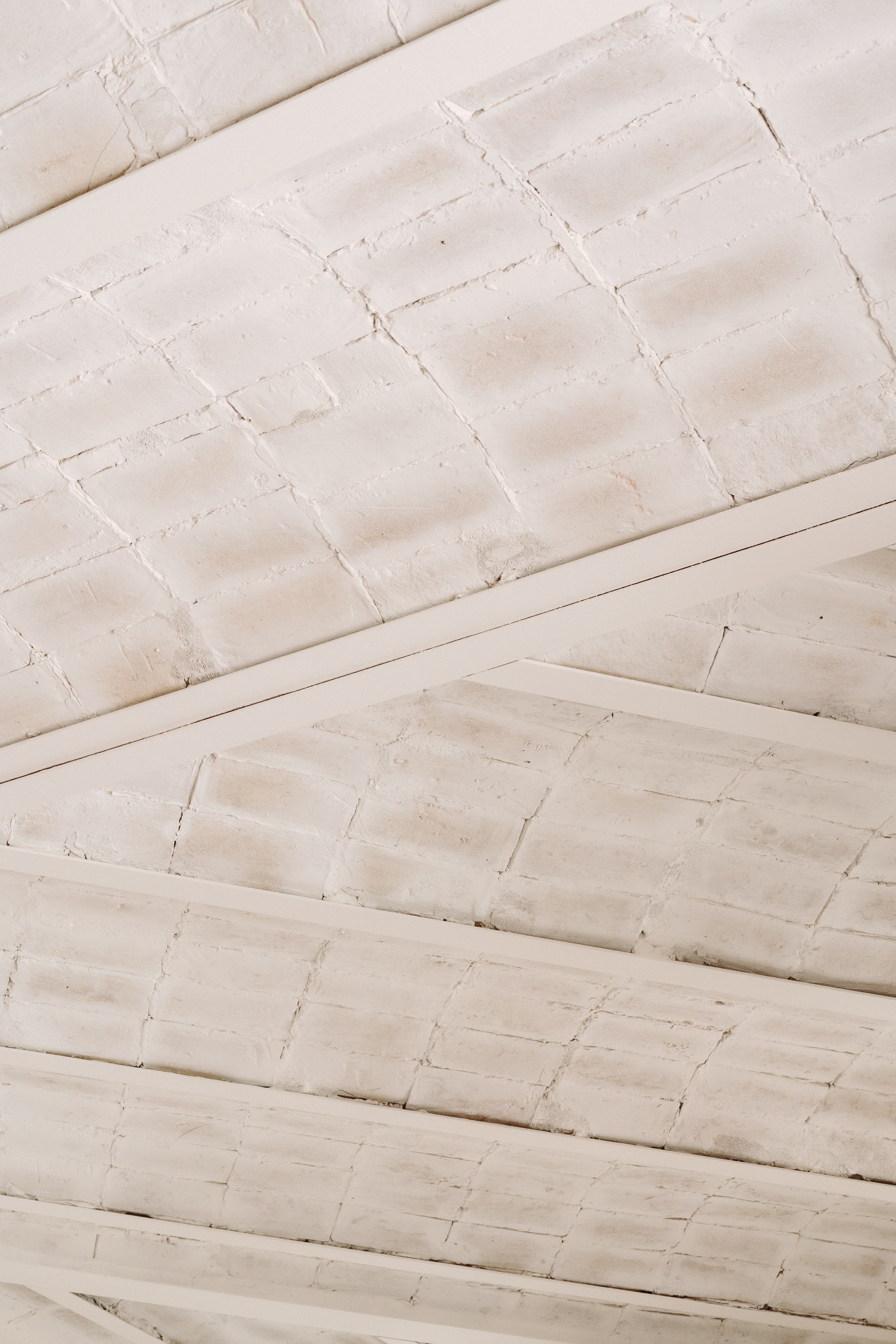Detalle del techo de vuelta catalata pintado de blanco