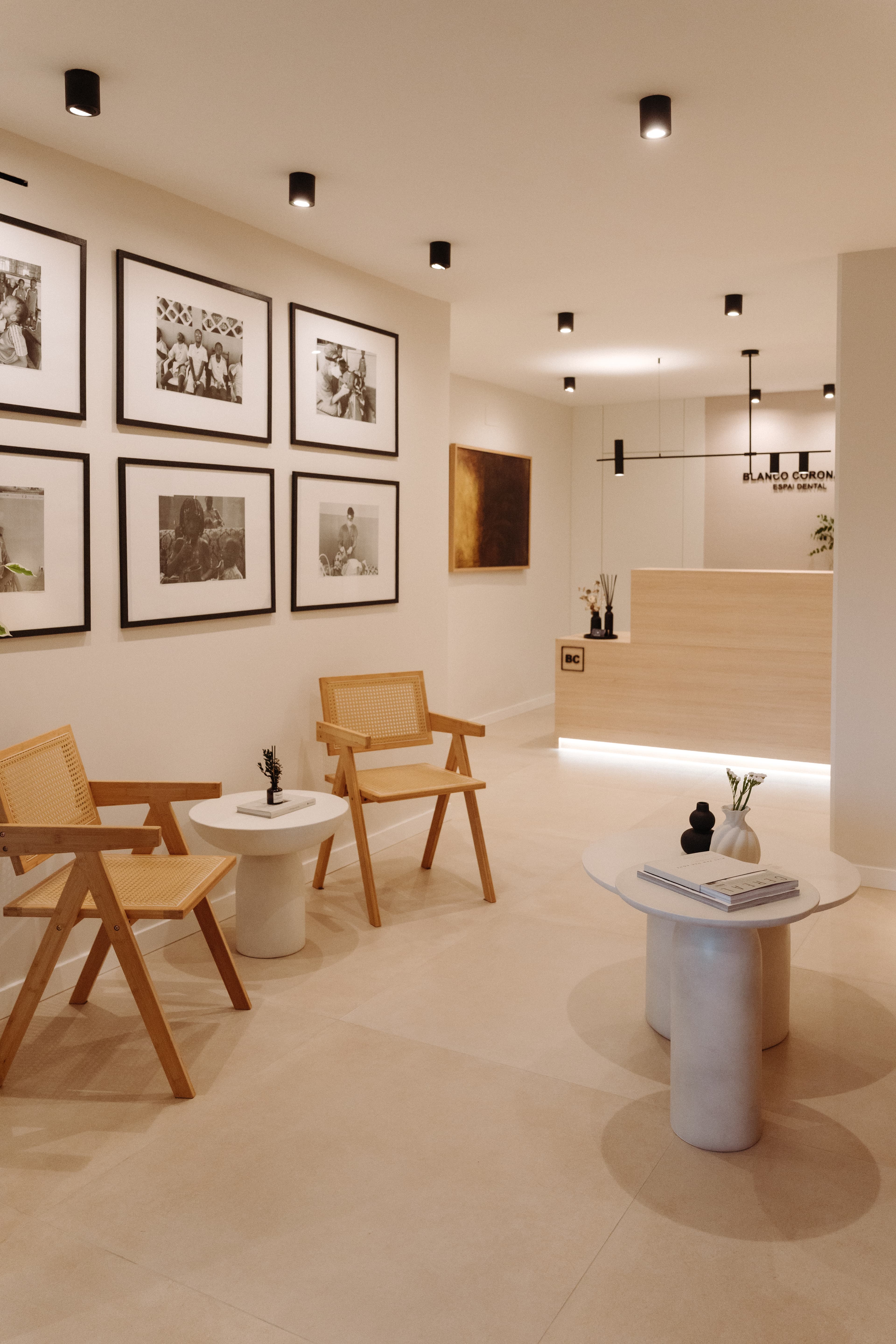 Vista desde la sala de espera, con el mostrador al fondo