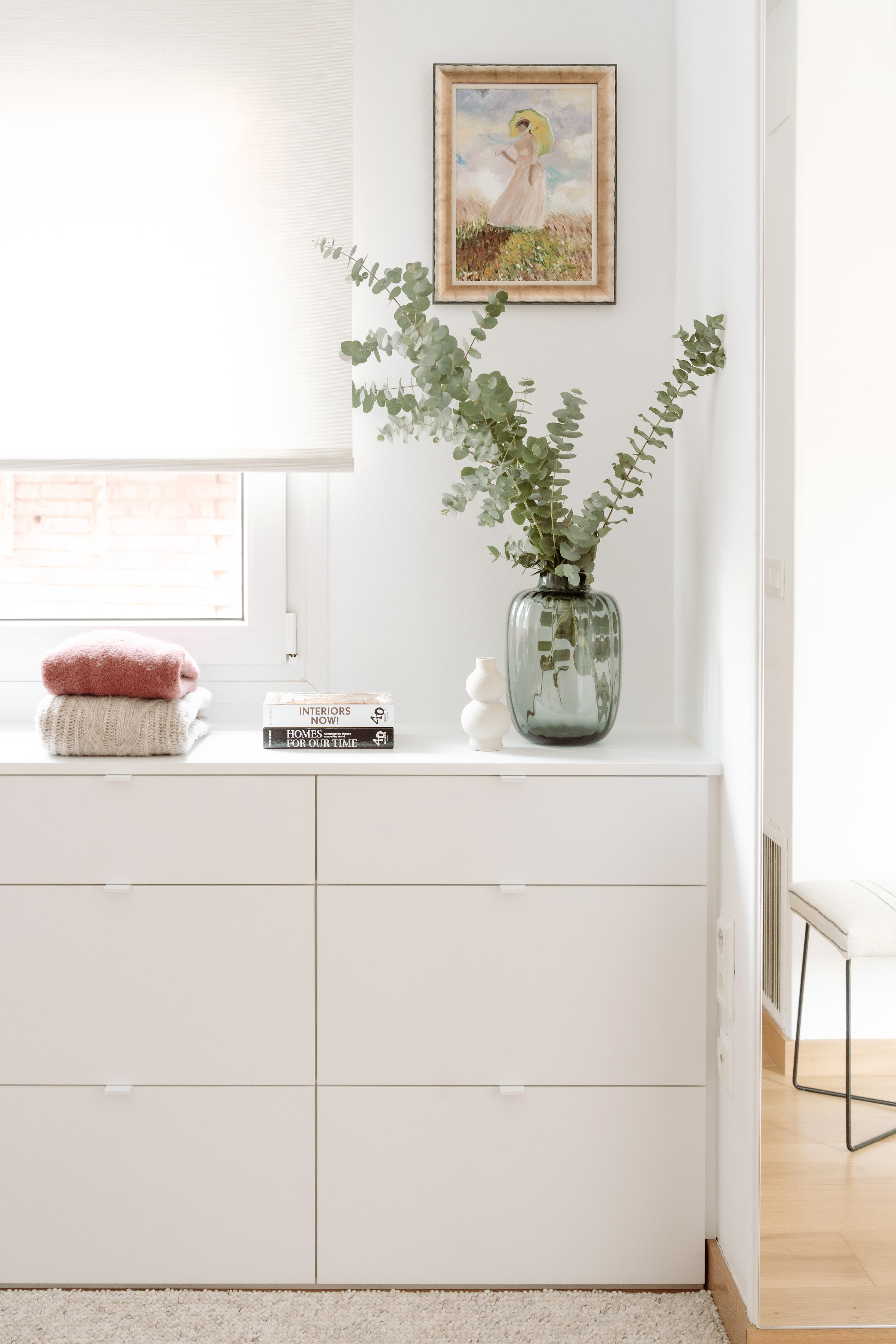 Detalle de la cómoda, con jarrones y decoración encima