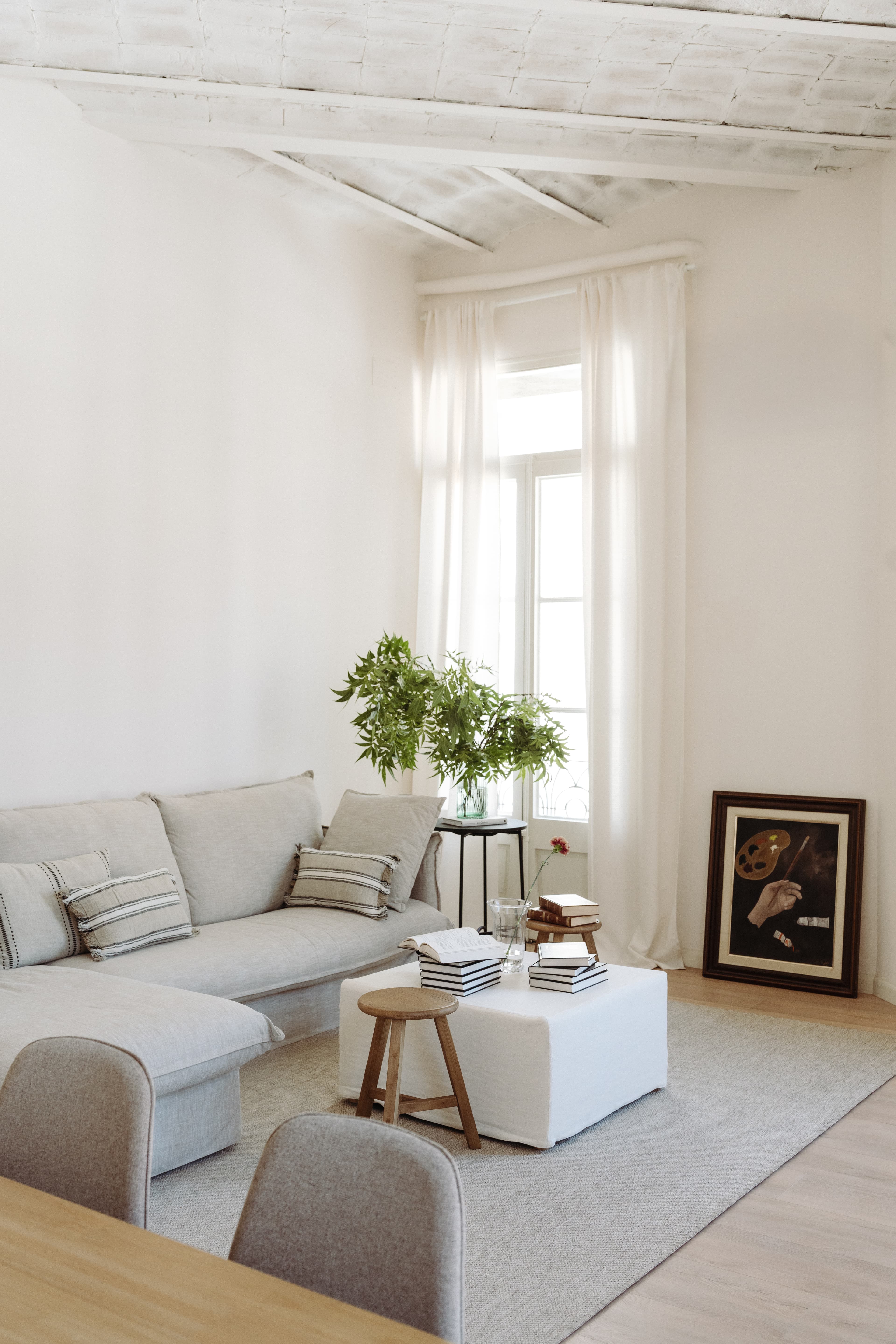 Salón con sofá, mesa de centro con una alfombra