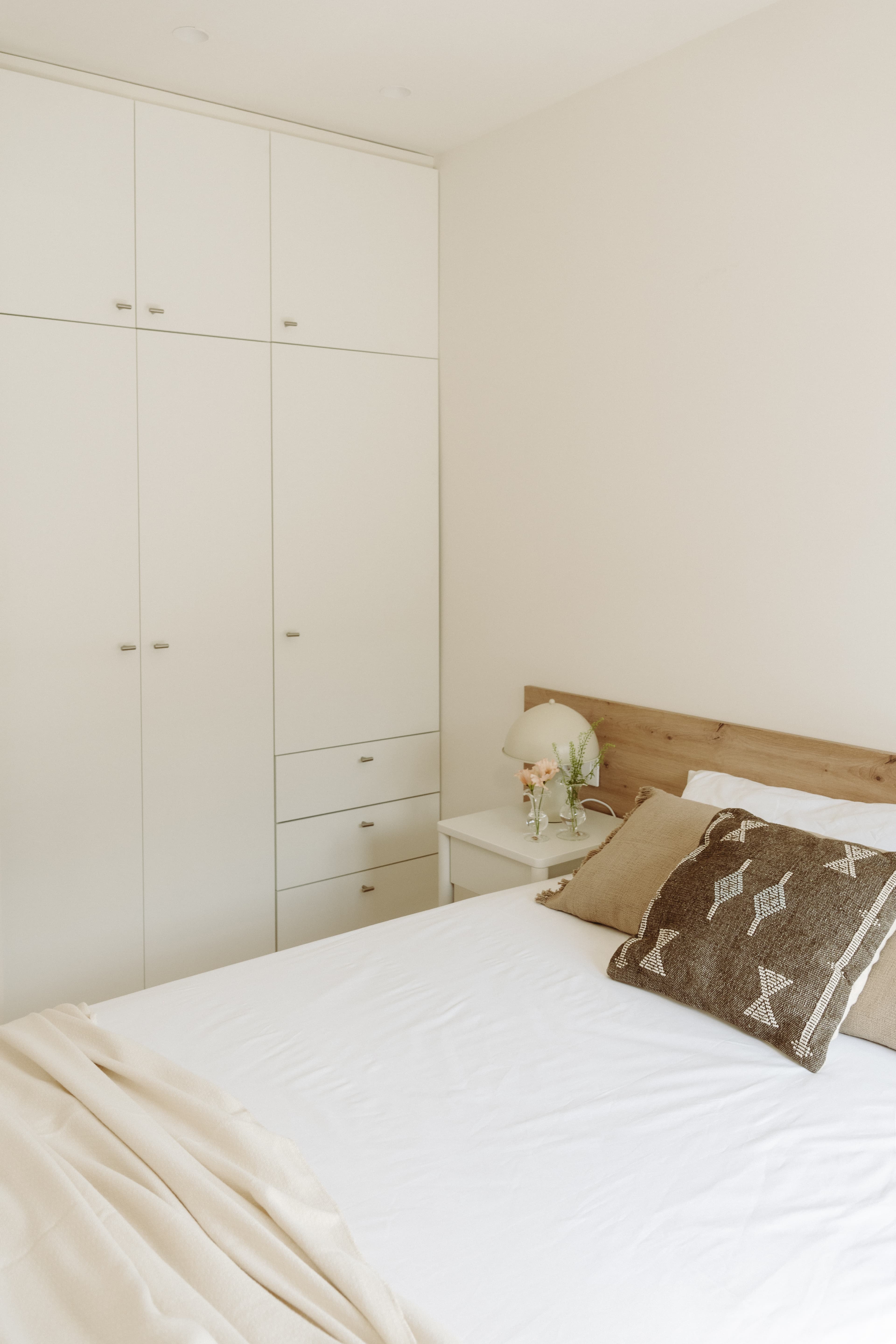 Habitación con cama doble y armario empotrado