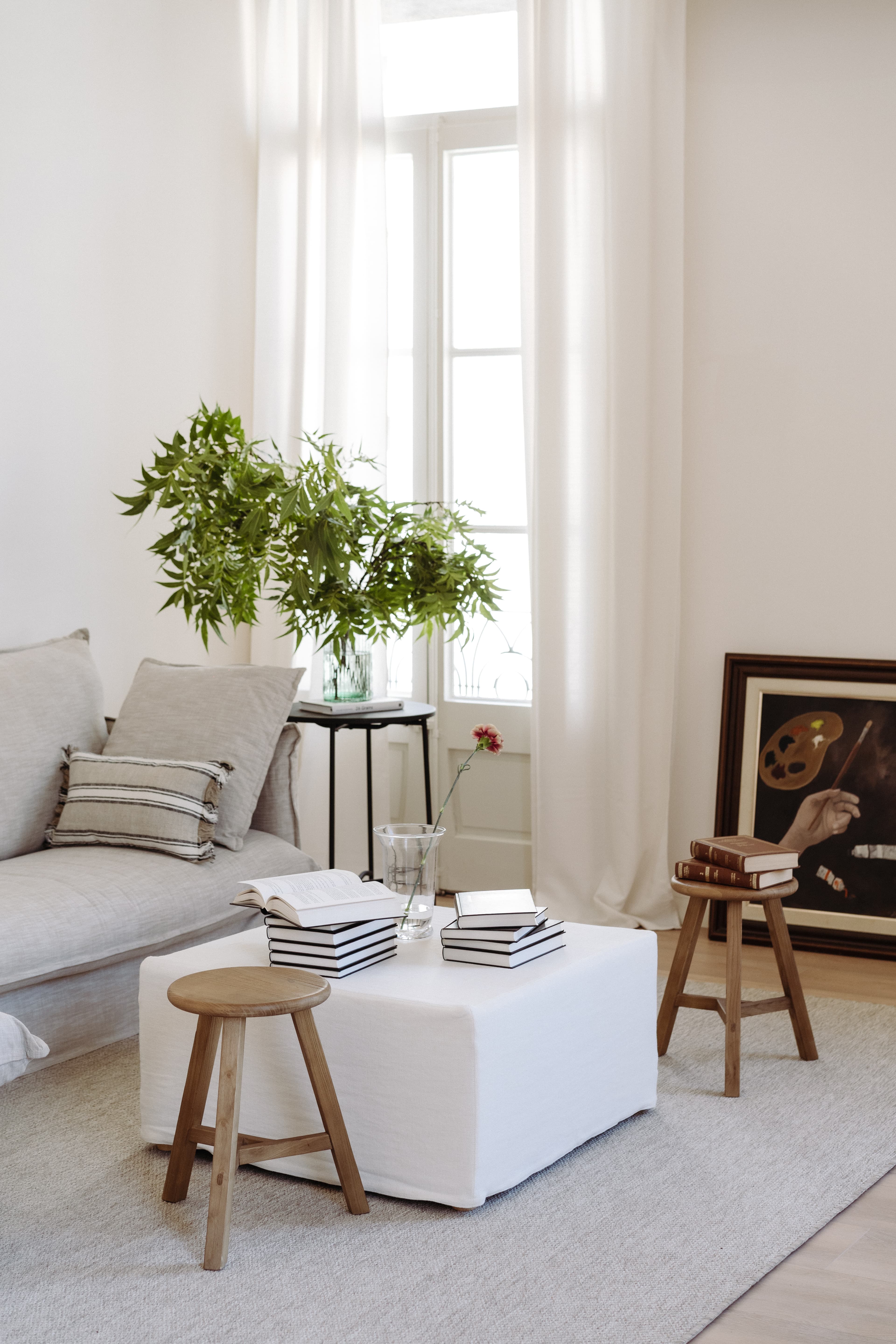 Detalle del de la mesa de centro del salón con libros y flores