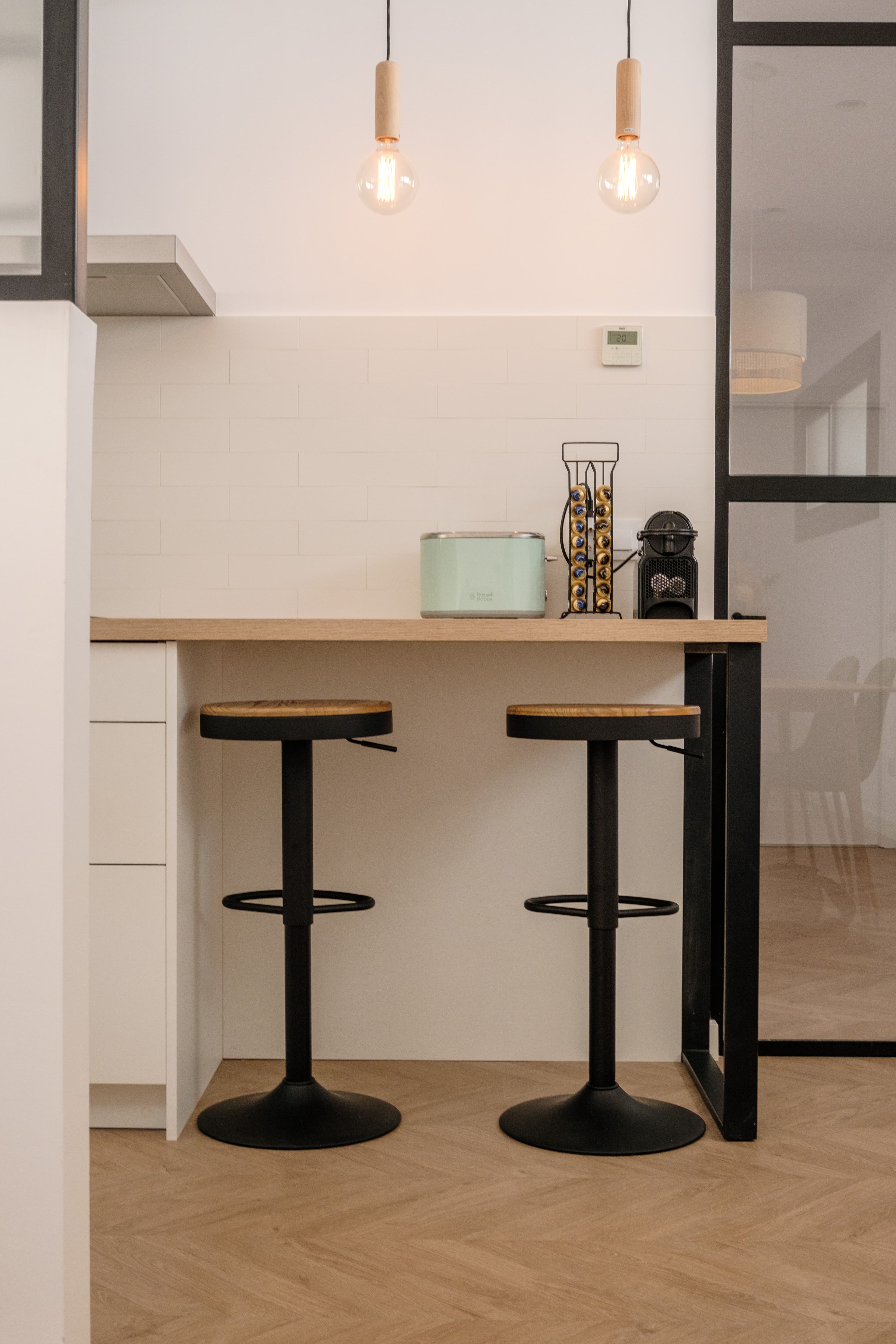 Barra de cocina con taburetes