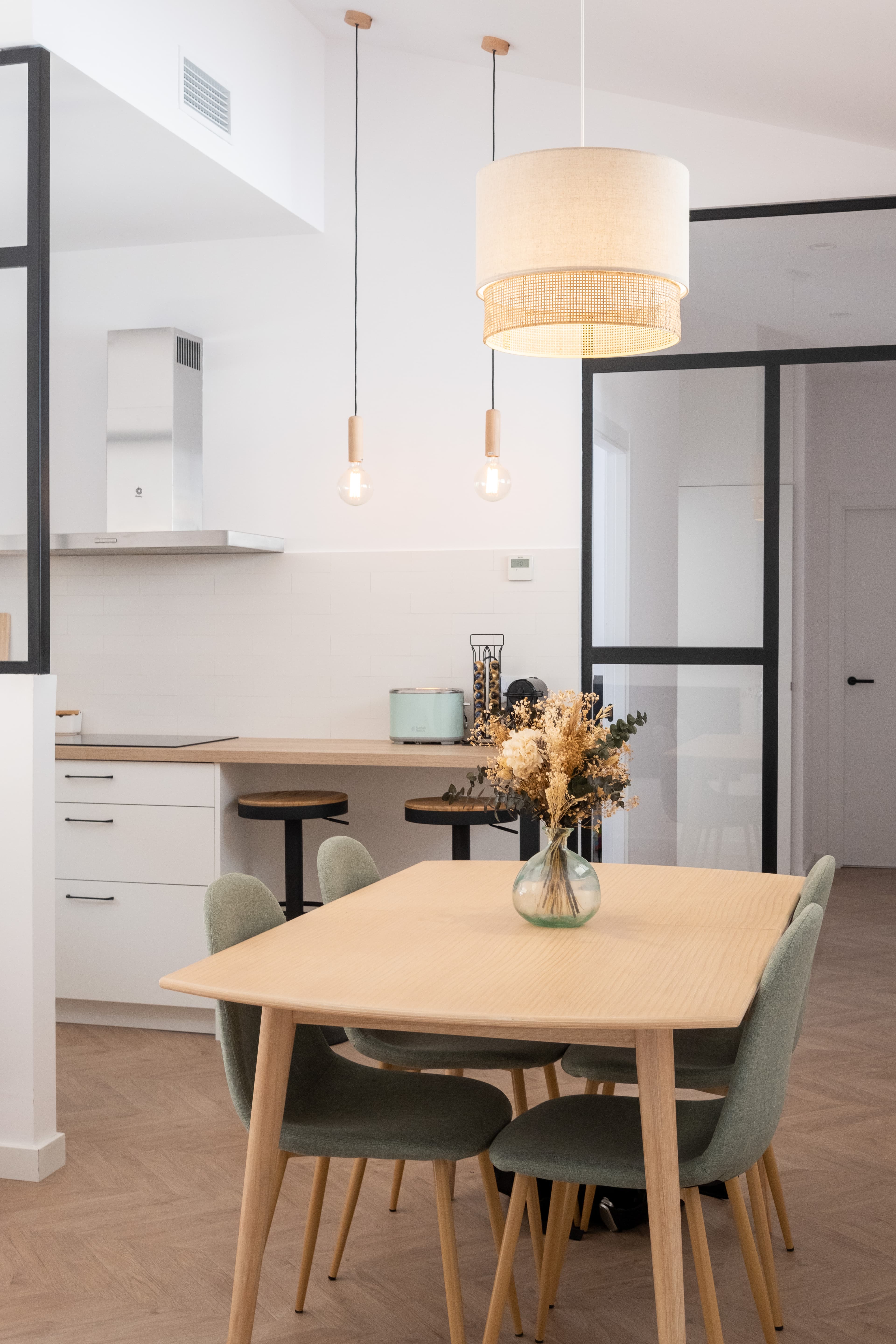 Comedor y cocina con barra