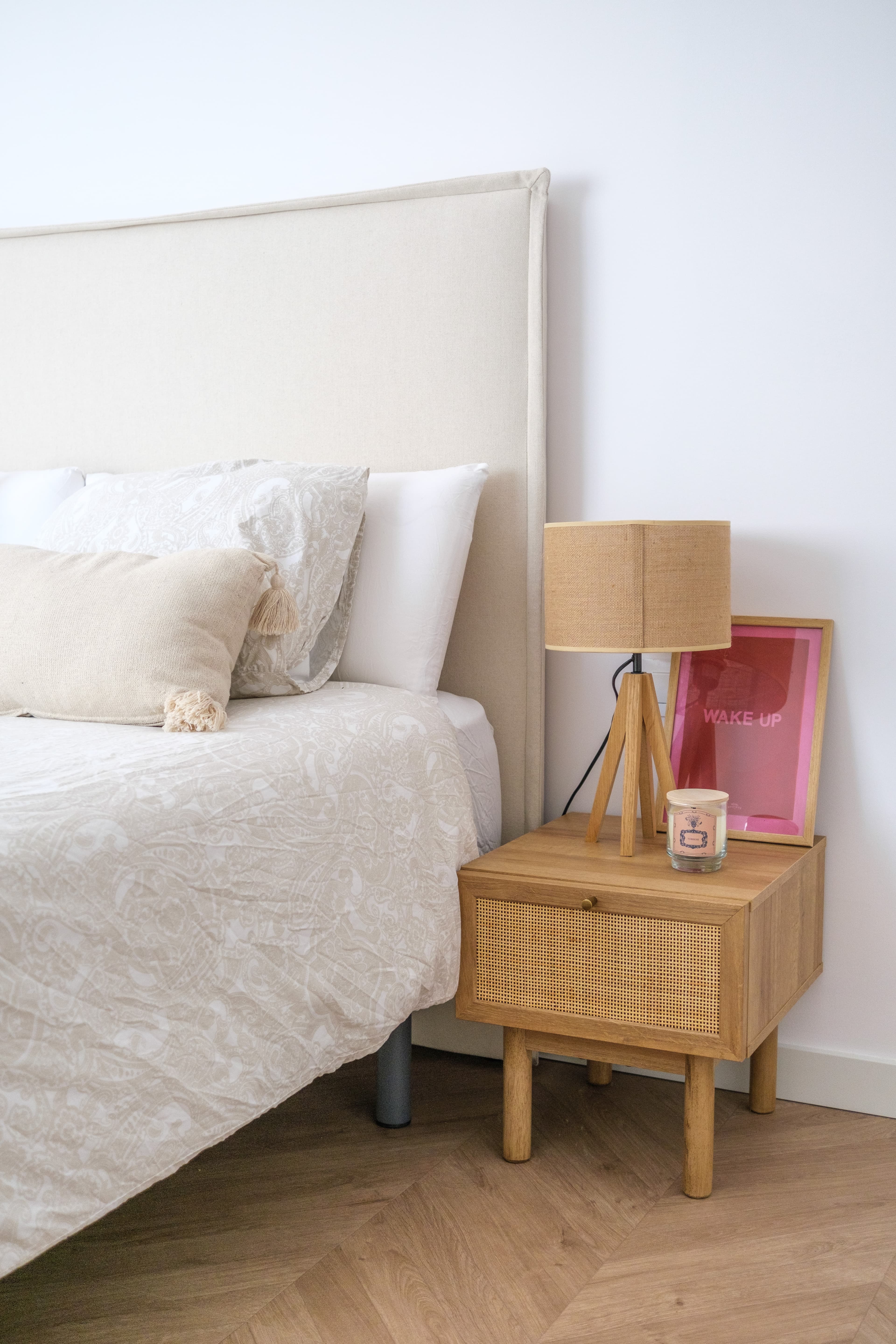 Mesita de noche en habitación