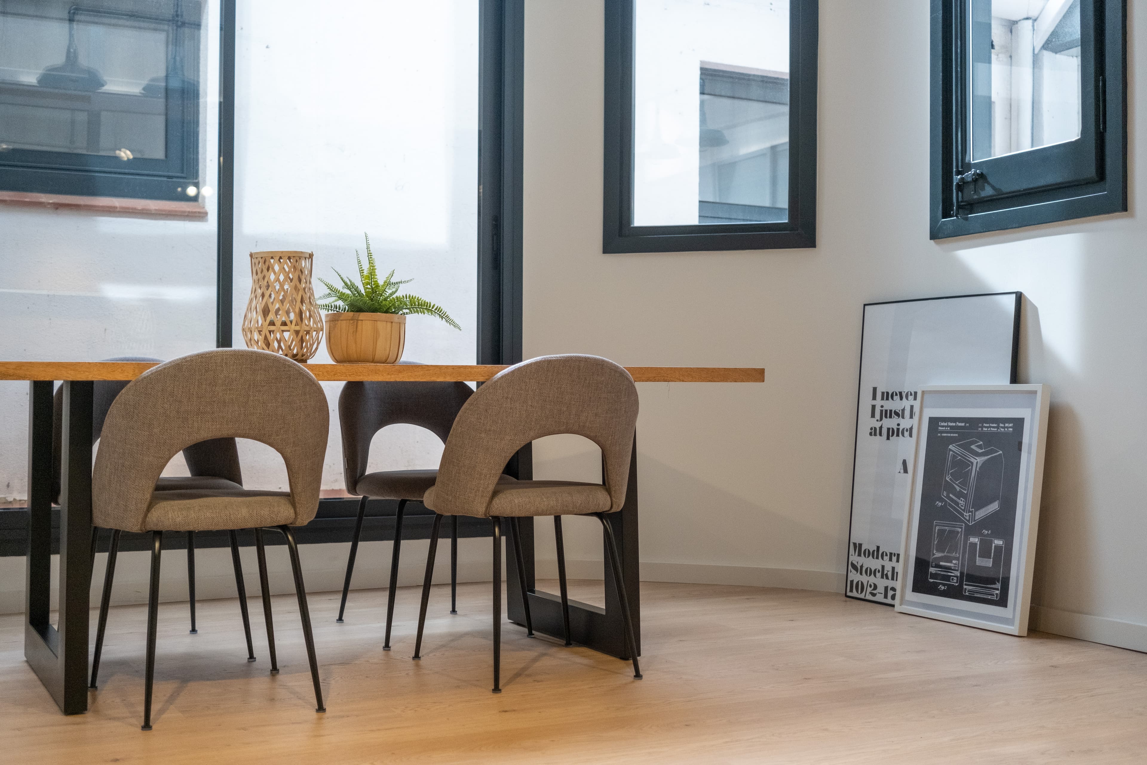 Loft con mesa y cuadros