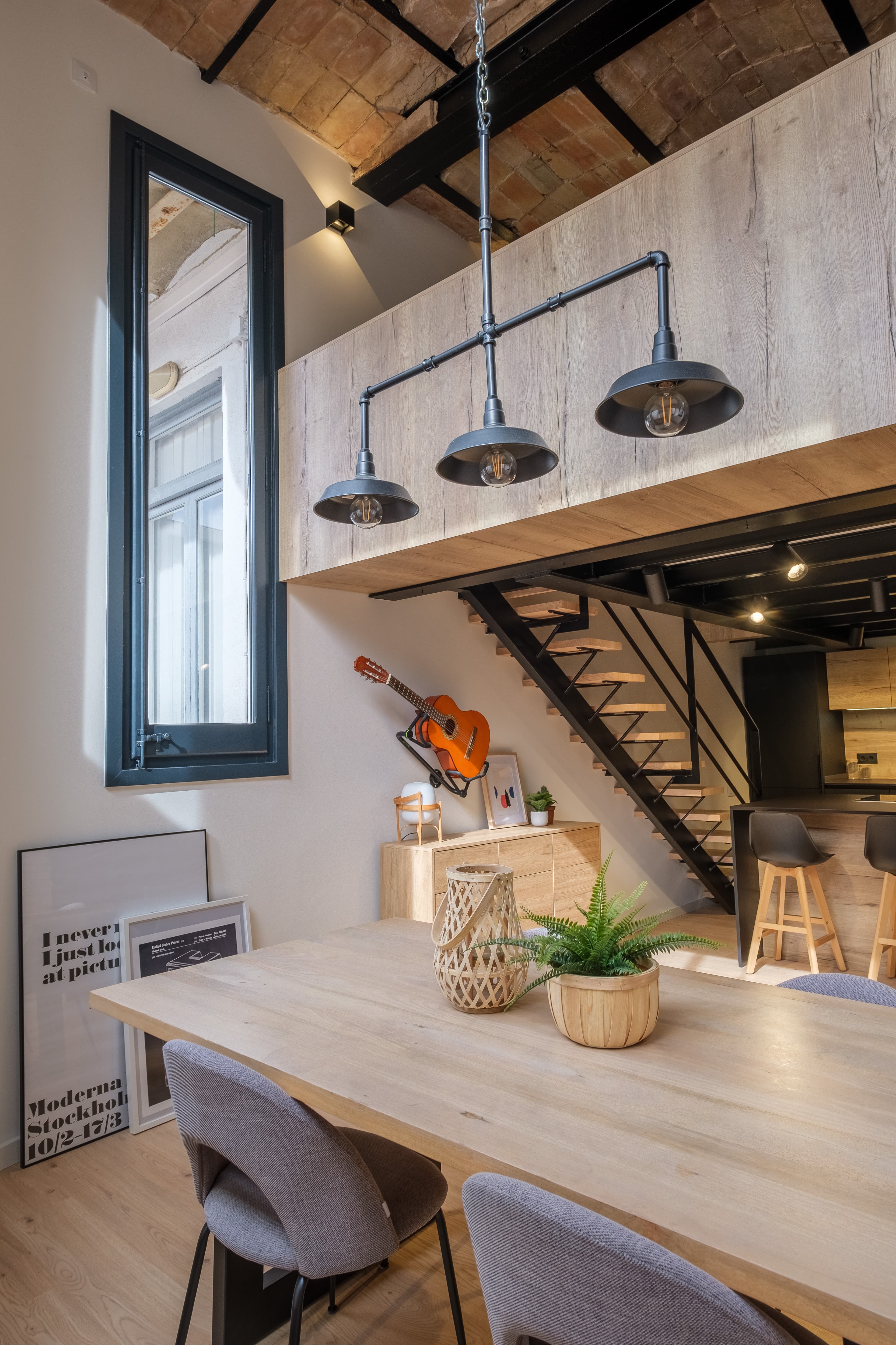 Loft con mesa y escalera